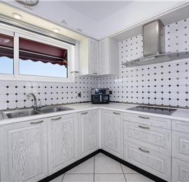 4 bedroom villa with pool close to beach on Akrotiri peninsula, sleeps 8